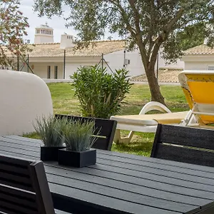 With 2 Bedrooms, 2m To The Apartamento Armação de Pêra